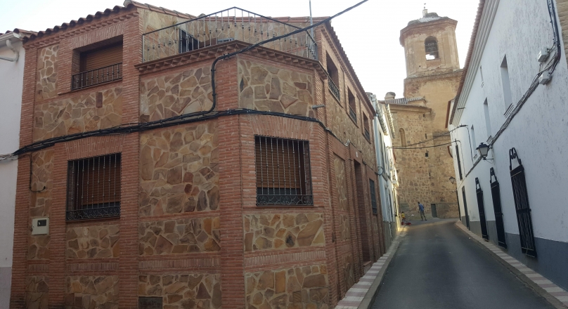 CASA Y GARAJE ESQUINA CALLE ASILO CON CENDRERO