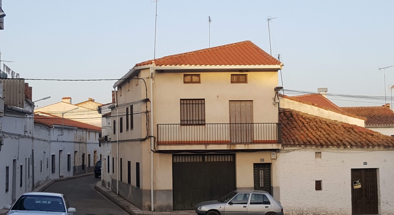 ¡OFERTA! CASA CON GARAJE ESQUINA NACIÓN ARGENTINA CON PLAZA SAN ROQUE