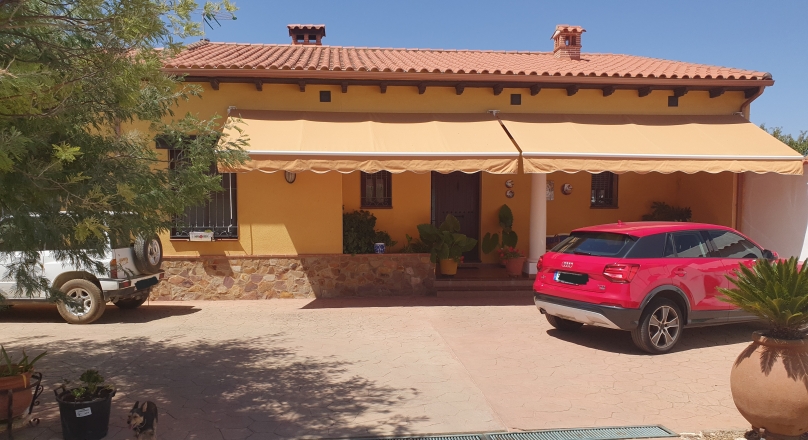 CASA CON PISCINA Y TERRENO